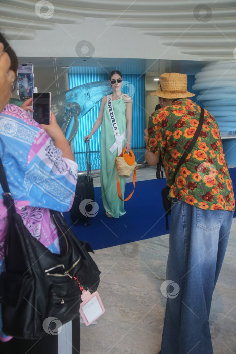 Скачать Пхукет, Таиланд, 9 ноября 2025 года: участницы конкурса "Мисс Вселенная-2025" позируют фотографам и блогерам на курорте Kora Beach Resort Phuket. фотосток Ozero