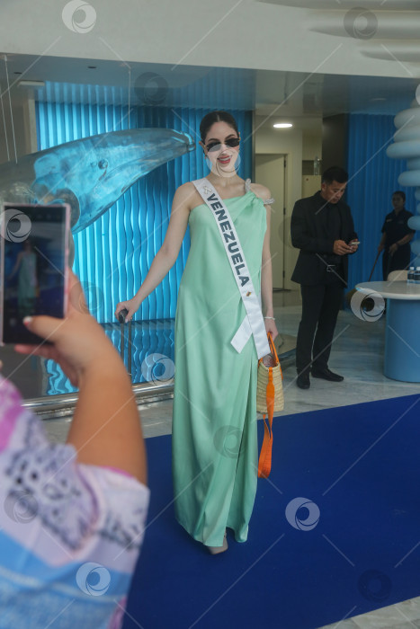 Скачать Пхукет, Таиланд, 9 ноября 2025 года: участницы конкурса "Мисс Вселенная-2025" позируют фотографам и блогерам на курорте Kora Beach Resort Phuket фотосток Ozero