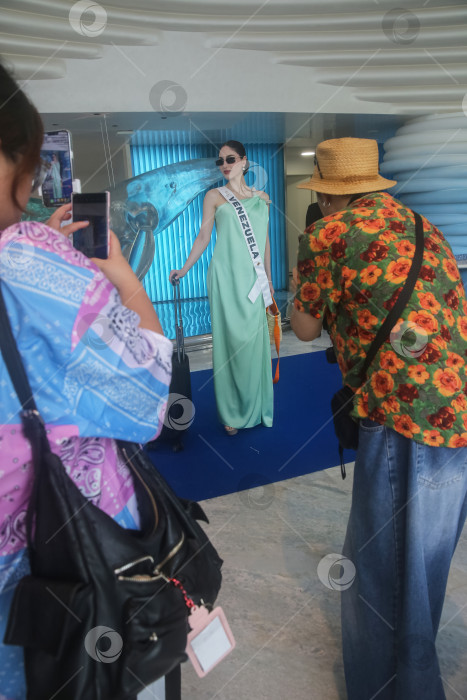 Скачать Пхукет, Таиланд, 9 ноября 2025 года: участницы конкурса "Мисс Вселенная-2025" позируют фотографам и блогерам на курорте Kora Beach Resort Phuket. фотосток Ozero