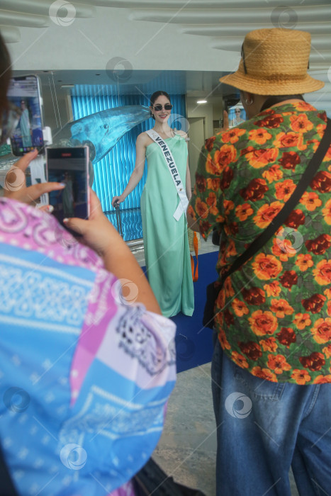 Скачать Пхукет, Таиланд, 9 ноября 2025 года: участницы конкурса "Мисс Вселенная-2025" позируют фотографам и блогерам на курорте Kora Beach Resort Phuket. фотосток Ozero