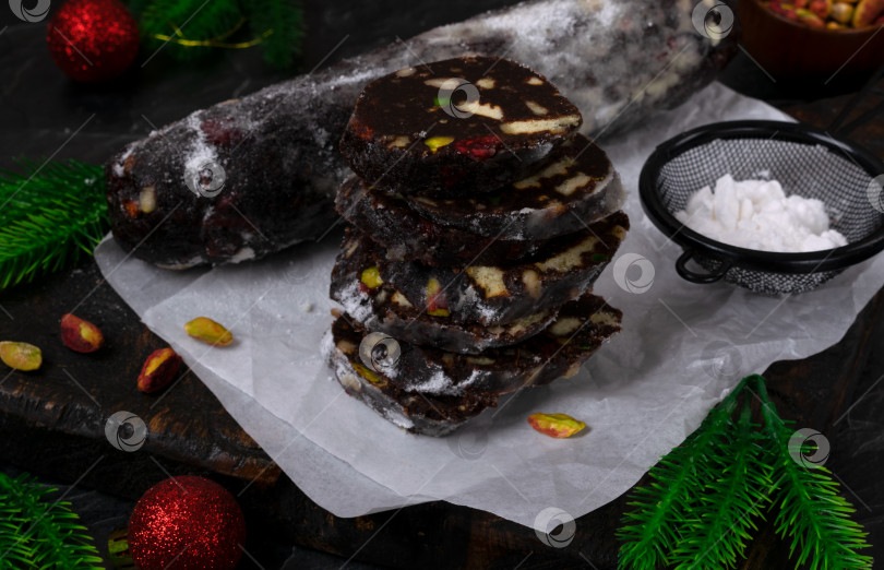 Скачать Шоколадный десерт салями без запекания на деревянной доске фотосток Ozero