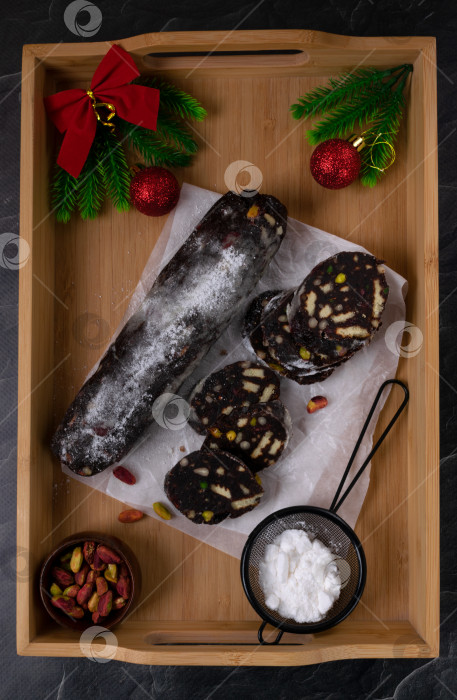 Скачать Шоколадный десерт салями без выпечки в деревянной коробке фотосток Ozero