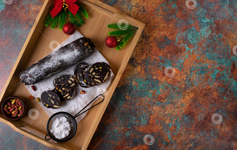 Скачать Шоколадный десерт салями без выпечки в деревянной коробке фотосток Ozero