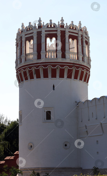 Скачать Москва, Россия - август 20, 2023: Одна из башен стены Новодевичьего монастыря — Напрудная (Софийская) башня. фотосток Ozero