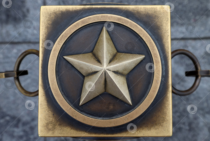 Скачать Москва, Россия - август 20, 2023: Металлическая звезда — элемент ограды в Александровском саду фотосток Ozero