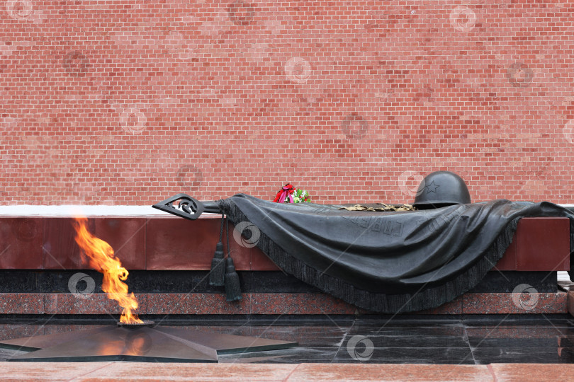 Скачать Москва, Россия - август 20, 2023: Могила Неизвестного солдата и Вечный огонь в Александровском саду у Кремлевской стены в Москве фотосток Ozero