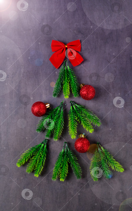 Скачать Праздничная плоская тарелка с композицией в форме рождественской елки, составленной из еловых веточек и украшений фотосток Ozero