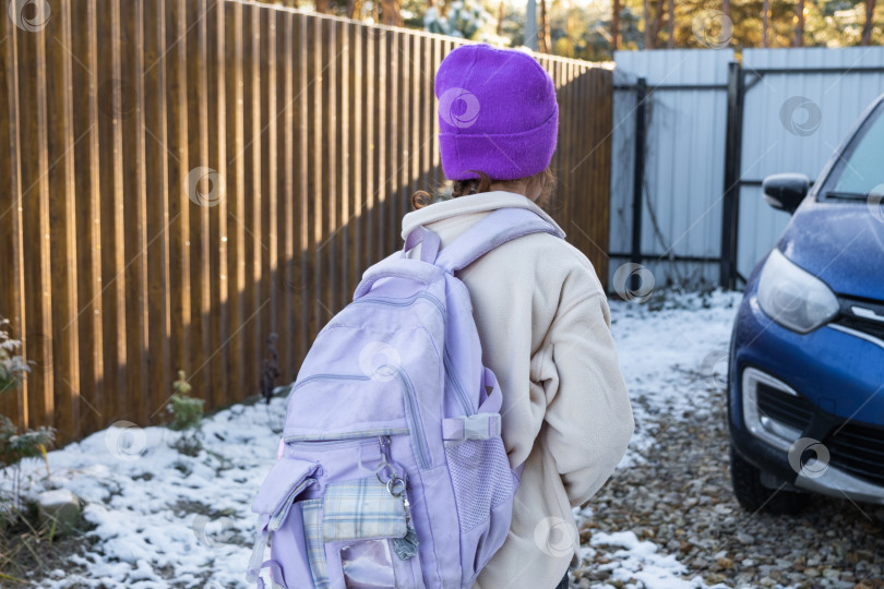 Скачать Девочка утром идет в школу с рюкзаком, во двор к машине фотосток Ozero