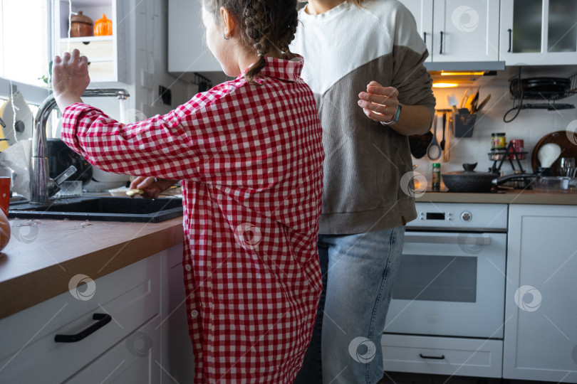 Скачать Девушка сама готовит себе завтрак на кухне, моет посуду фотосток Ozero