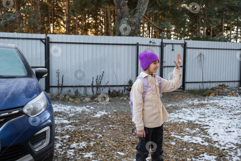 Скачать Девочка утром идет в школу с рюкзаком, во двор к машине фотосток Ozero