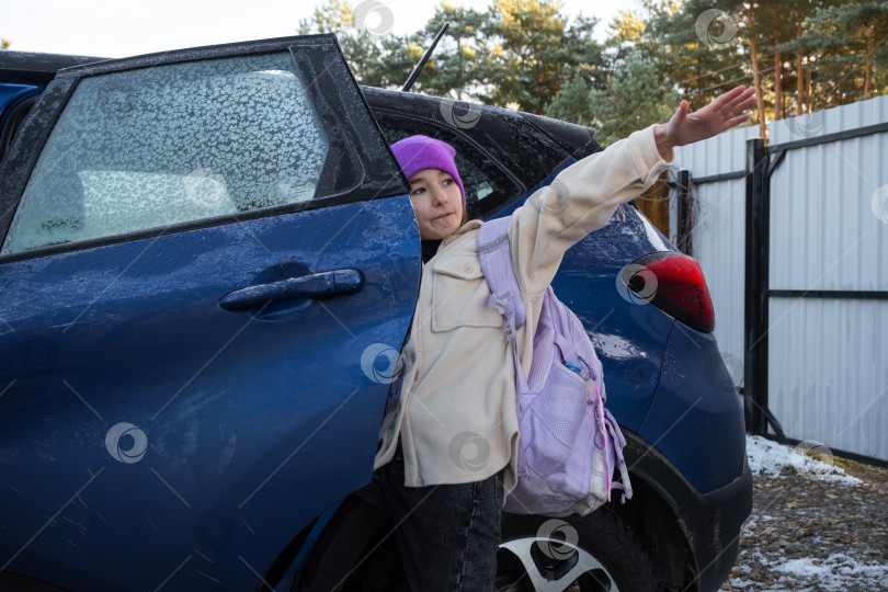 Скачать Девочка с рюкзаком садится в машину, чтобы доехать до школы фотосток Ozero
