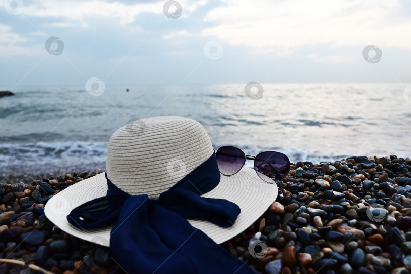 Скачать Солнцезащитные очки и шляпа на пляже. концепция путешествия. фотосток Ozero