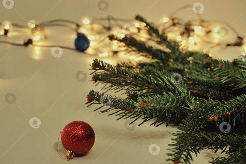 Скачать Еловая ветвь и елочная игрушка фотосток Ozero