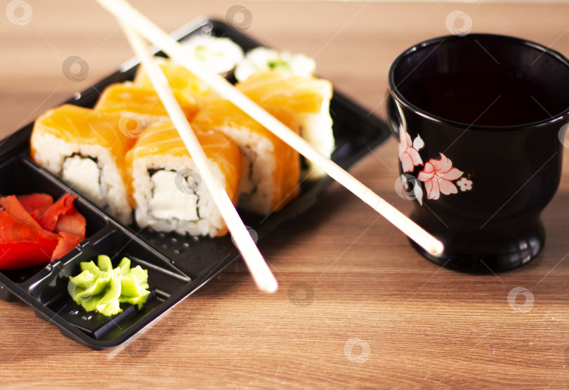 Скачать Японское блюдо роллы с имбирем и васаби и палочки фотосток Ozero