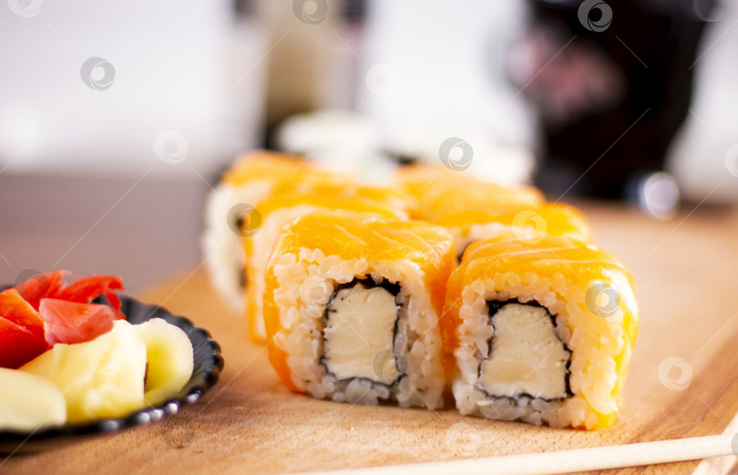 Скачать Роллы с васаби и палочками фотосток Ozero