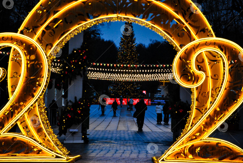 Скачать Сквозь гирлянду вид на Сокольники в Москве фотосток Ozero