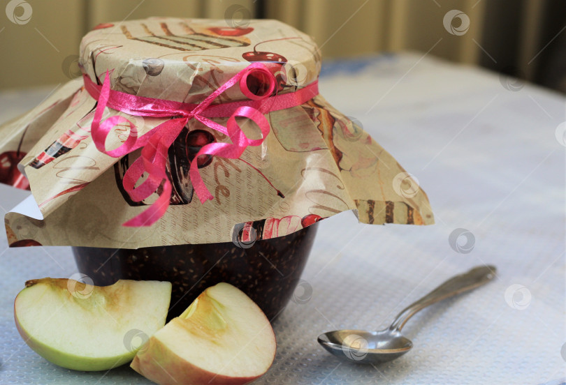 Скачать Банка малинового варенья на столе фотосток Ozero