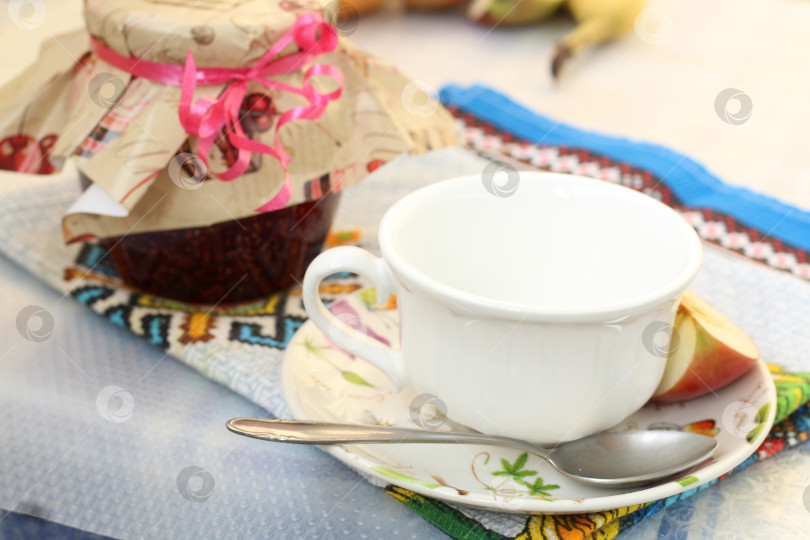 Скачать Банка малинового варенья и чашка с ложкой фотосток Ozero