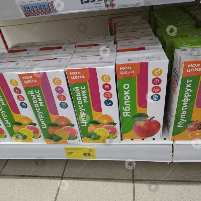 Скачать Отдел сока в магазине "Магнит". фотосток Ozero