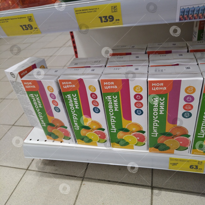 Скачать Отдел сока в магазине "Магнит". фотосток Ozero