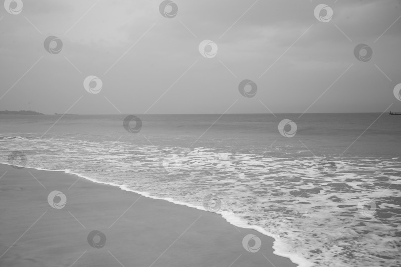 Скачать Пейзаж с океаном, волнами, пляжем и небом фотосток Ozero