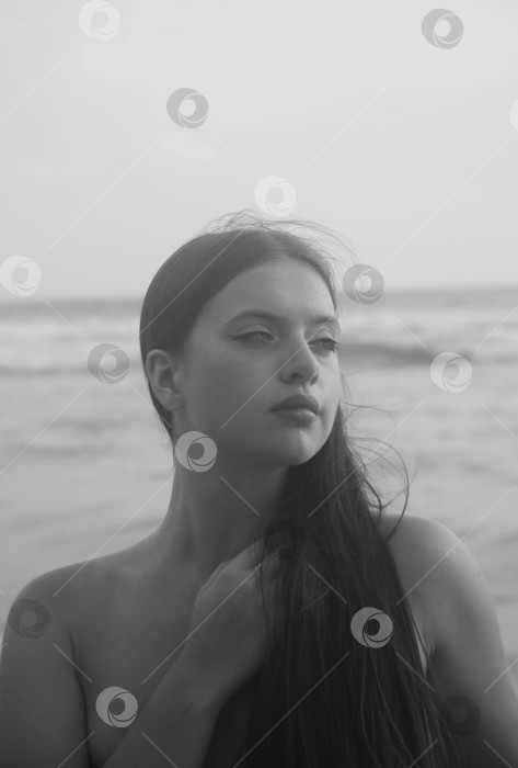 Скачать Красивая девушка с длинными волосами в купальнике фотосток Ozero