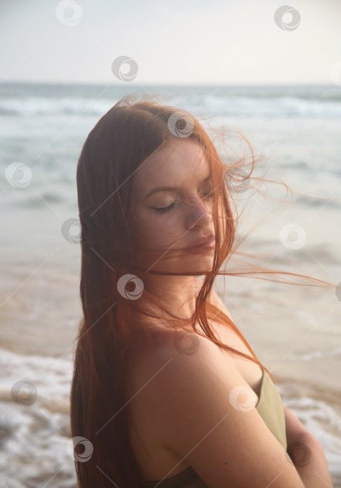 Скачать Красивая девушка с длинными рыжими волосами фотосток Ozero