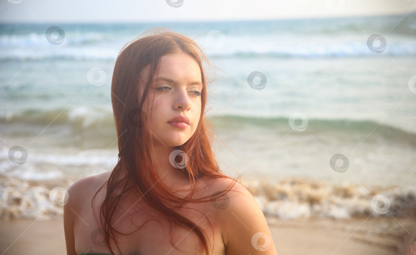 Скачать Красивая девушка с длинными волосами смотрит вдаль фотосток Ozero