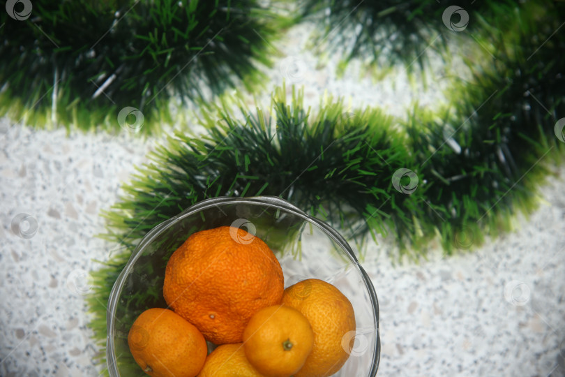 Скачать Новогодняя елка, мандарины и мишура фотосток Ozero