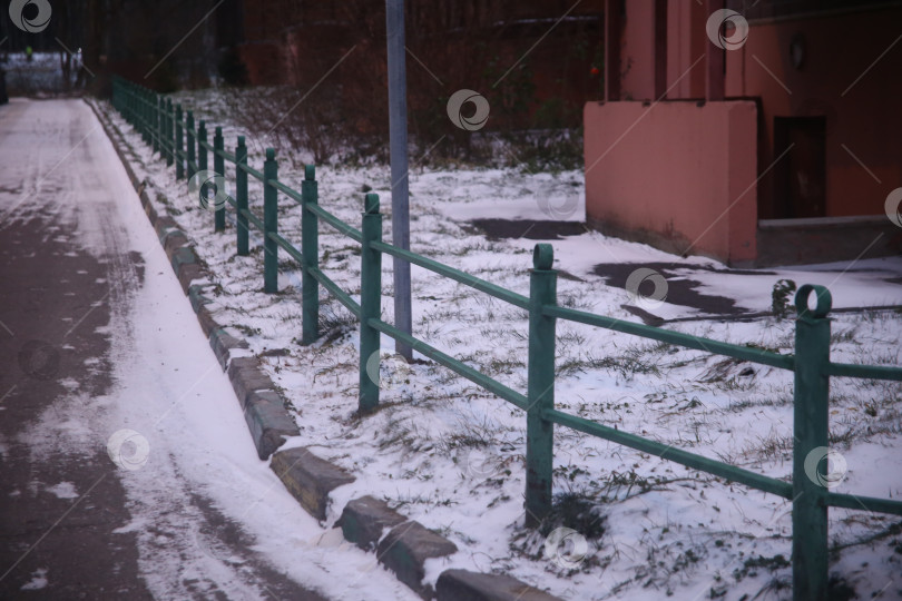 Скачать Оградка на улице у дома на морозе фотосток Ozero