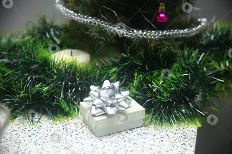 Скачать Подарочная новогодняя коробка и мишура зеленая фотосток Ozero