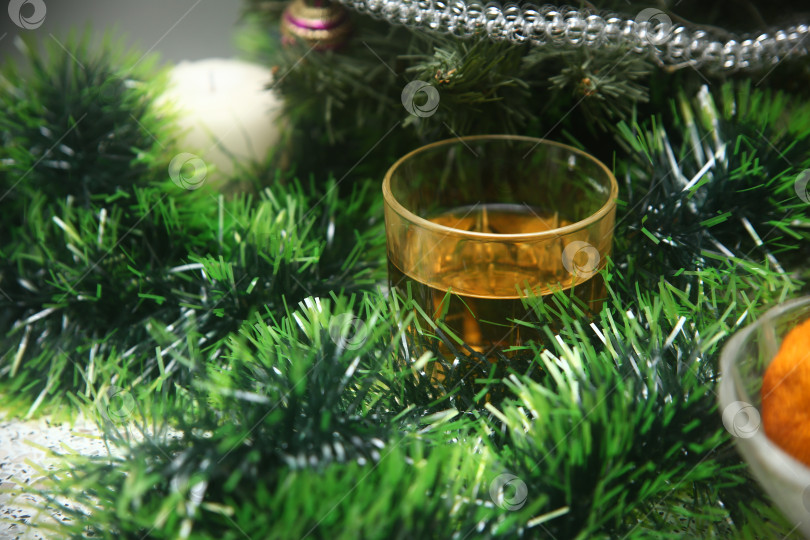 Скачать Стакан вина и  мишура на столе фотосток Ozero