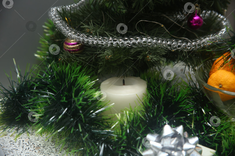 Скачать Новогодняя елка, мандарины, игрушка и мишура фотосток Ozero