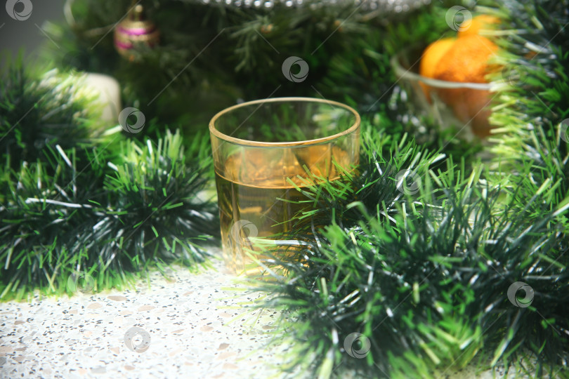 Скачать Стакан вина белого и мишура фотосток Ozero