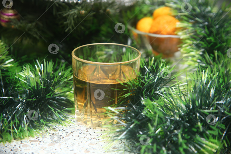 Скачать Стакан вина белого и  елка с украшениями фотосток Ozero