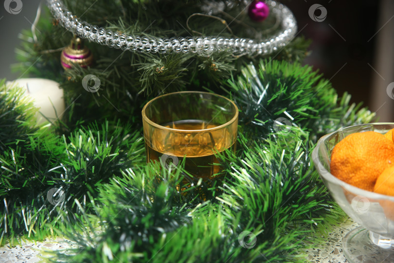 Скачать Стакан вина белого и мишура фотосток Ozero
