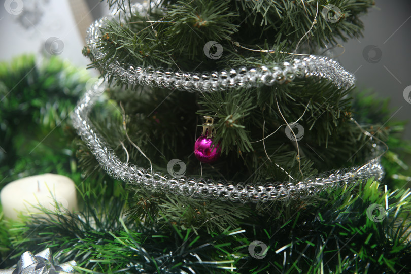 Скачать Новогодняя елка, игрушки и мишура фотосток Ozero