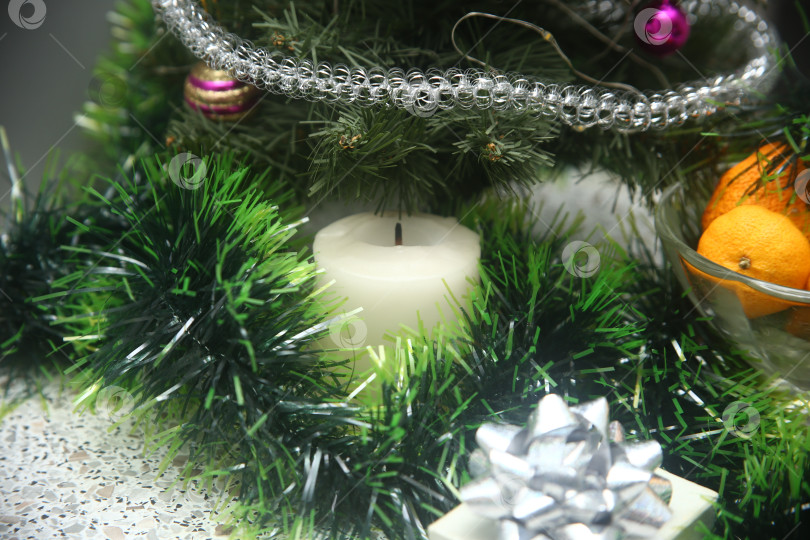 Скачать Новогодняя елка, мандарины, игрушка и мишура фотосток Ozero