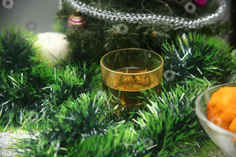 Скачать Новогодняя елка, мандарины, вино и мишура фотосток Ozero