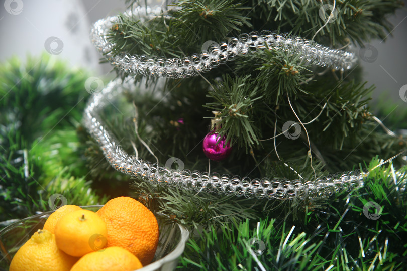 Скачать Стакан вина белого и мишура на столе фотосток Ozero