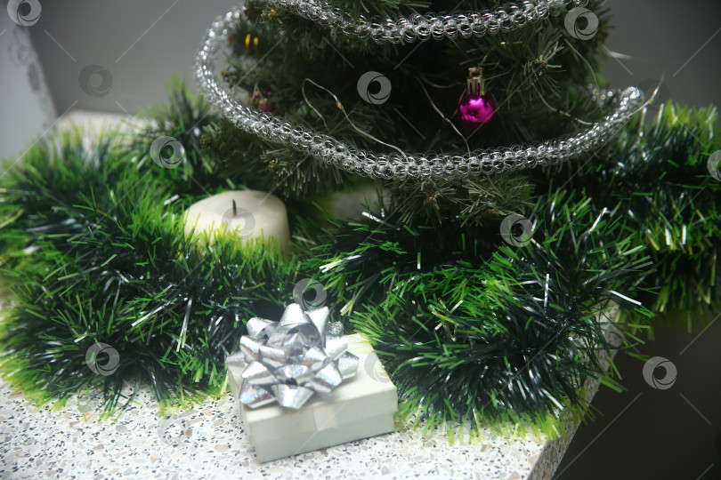 Скачать Подарочная новогодняя коробка, мандарины и мишура фотосток Ozero