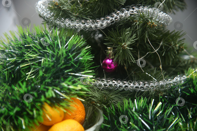 Скачать Новогодняя елка, мандарины и мишура фотосток Ozero