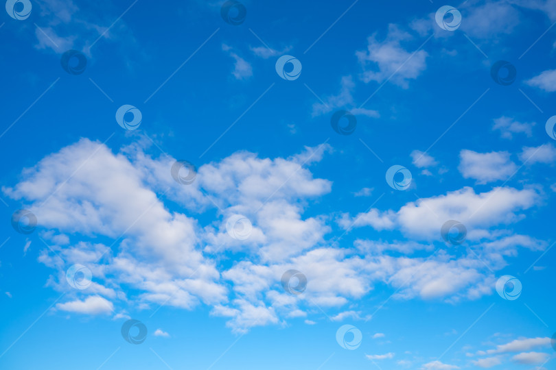 Скачать летний вечер, закат в желтых, белых и розовых тонах на фоне облаков фотосток Ozero