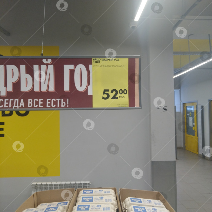 Скачать Отдел куриных яиц в магазине "Чижик". фотосток Ozero