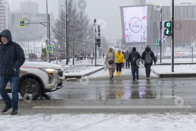 Скачать люди идут по пешеходному переходу фотосток Ozero