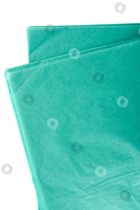 Скачать Оберточные листы из бирюзовой ткани для цветов, аккуратно уложенные друг на друга на белом фоне, используются для украшения букетов, упаковки цветов и подарков фотосток Ozero