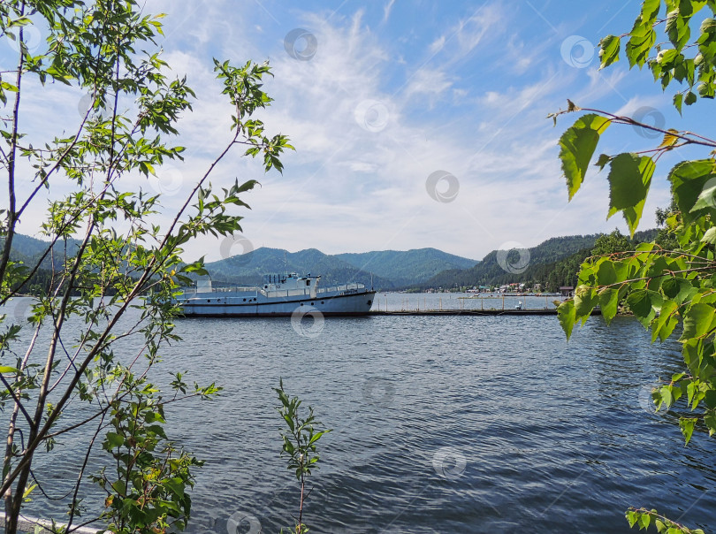 Скачать Белый корабль на Телецком озере фотосток Ozero