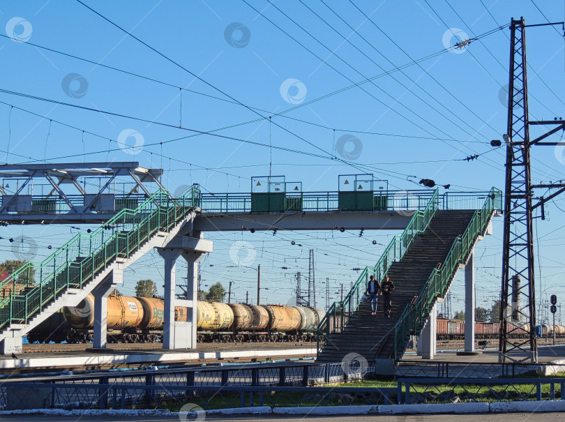 Скачать Пешеходный мост над железнодорожными путями Новосибирская область, город Черепаново фотосток Ozero