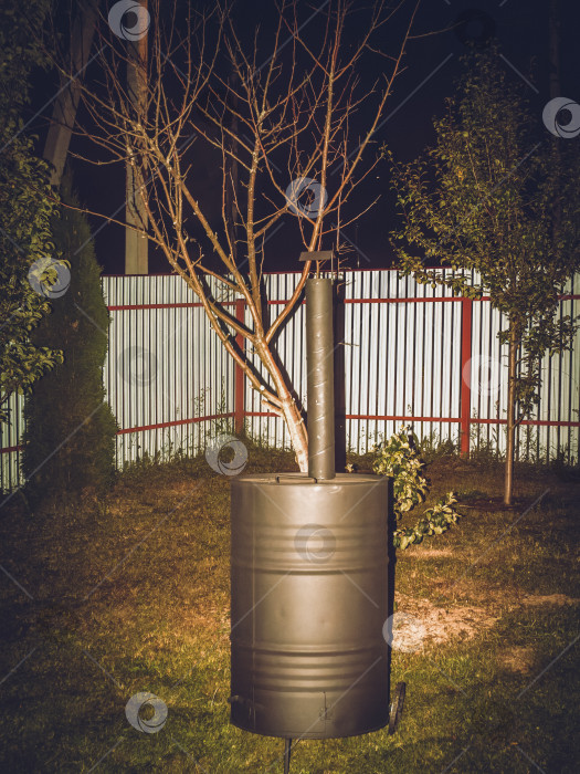 Скачать Установка для сжигания мусора во дворе сельского дома фотосток Ozero