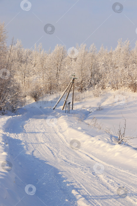 Скачать Русская дорога зимой, после снегопада, ветви деревьев покрыты снегом и сверкают на солнце, сугробы по колено. Это прекрасный зимний фон. фотосток Ozero
